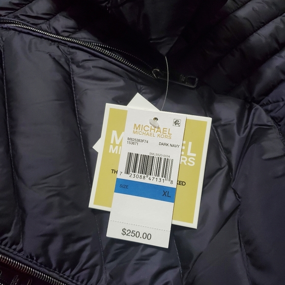 Free Burberry brooch with purchase Michael Kors puffed packable down jacket - Picture 4 of 13